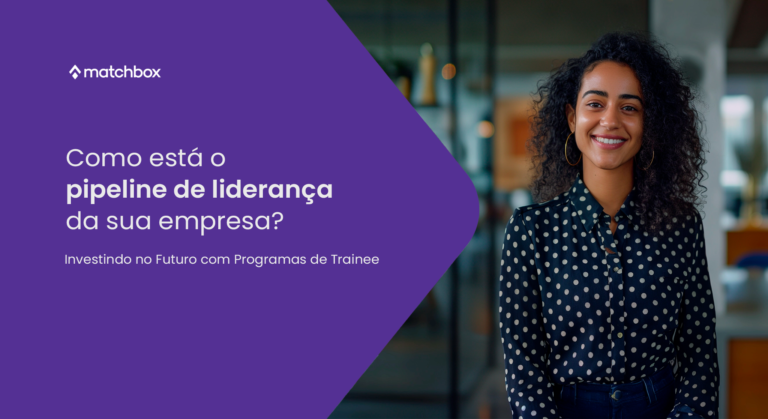 Imagem com o título Investindo no Futuro com Programas de Trainee e ao lado uma mulher com cabelos escuros e pele negra está sorrindo.